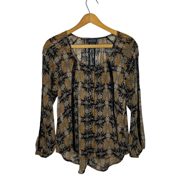 ASTR FINAL PRICE 🌺 Boho Floral Print Lace Panel Concealed Button Down Blouse - Picture 3 of 9